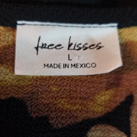 Free Kisses Blouse - Picture 5 of 5